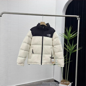 Kapucnis pehelydzseki, laza szabású, 50% fehér kacsapú töltet, külső nylon anyag, elülső cipzárral