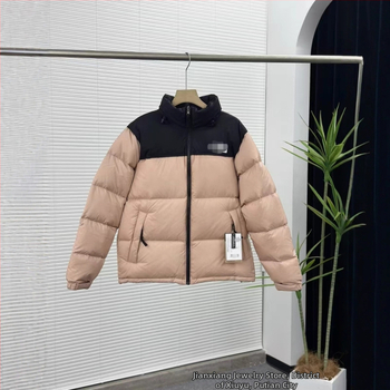 Kapucnis pehelydzseki, laza szabású, 50% fehér kacsapú töltet, külső nylon anyag, elülső cipzárral