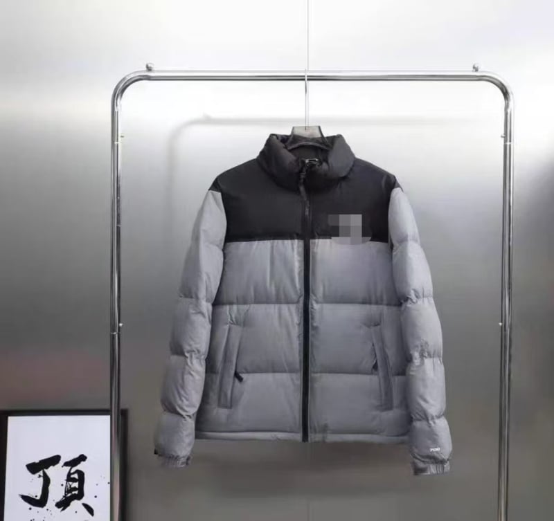 Kapucnis pehelydzseki, laza szabású, 50% fehér kacsapú töltet, külső nylon anyag, elülső cipzárral