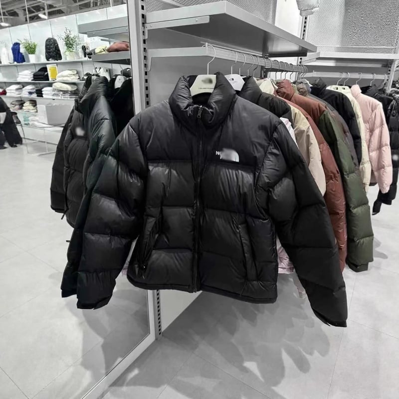 Kapucnis pehelydzseki, laza szabású, 50% fehér kacsapú töltet, külső nylon anyag, elülső cipzárral