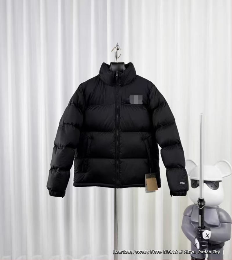 Kapucnis pehelydzseki, laza szabású, 50% fehér kacsapú töltet, külső nylon anyag, elülső cipzárral