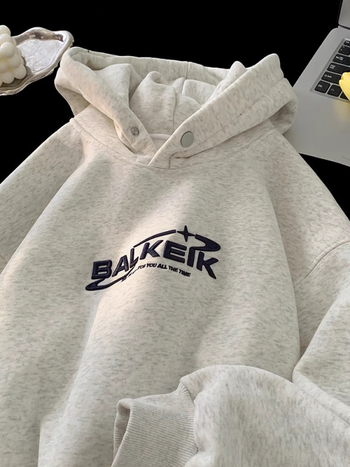 Muški hoodie s kapuljom, slobodan kroj, okrugli izrez, kengur džep, izvezeni natpis na pamuk-fleks smjesi