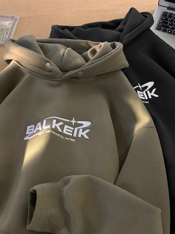 Muški hoodie s kapuljom, slobodan kroj, okrugli izrez, kengur džep, izvezeni natpis na pamuk-fleks smjesi