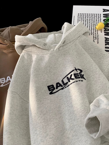 Muški hoodie s kapuljom, slobodan kroj, okrugli izrez, kengur džep, izvezeni natpis na pamuk-fleks smjesi