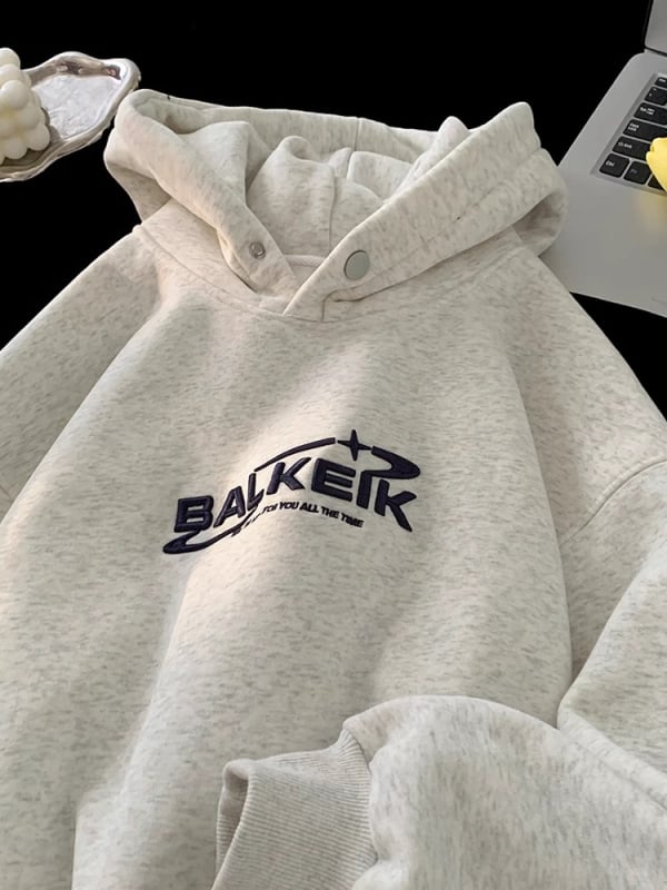 Muški hoodie s kapuljom, slobodan kroj, okrugli izrez, kengur džep, izvezeni natpis na pamuk-fleks smjesi