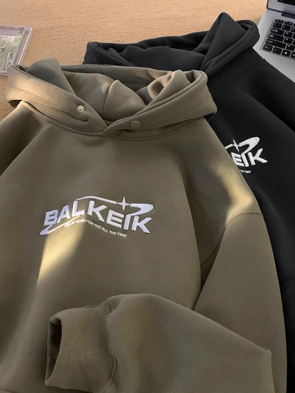 Muški hoodie s kapuljom, slobodan kroj, okrugli izrez, kengur džep, izvezeni natpis na pamuk-fleks smjesi