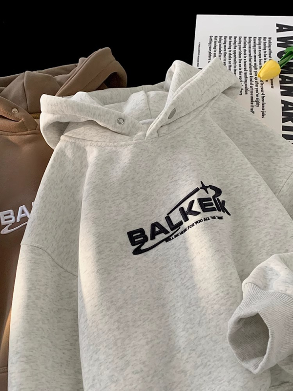 Muški hoodie s kapuljom, slobodan kroj, okrugli izrez, kengur džep, izvezeni natpis na pamuk-fleks smjesi