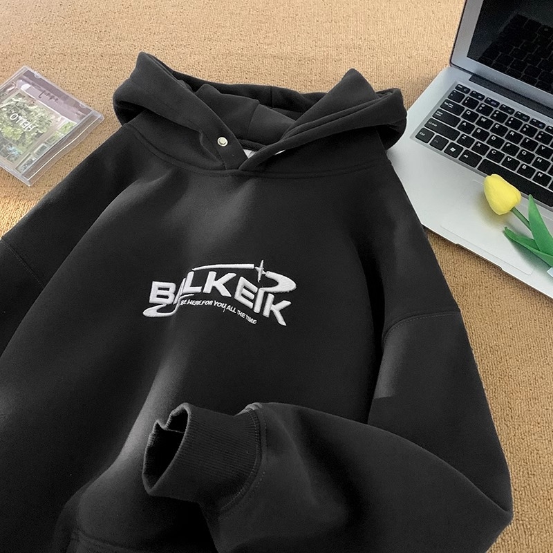 Muški hoodie s kapuljom, slobodan kroj, okrugli izrez, kengur džep, izvezeni natpis na pamuk-fleks smjesi