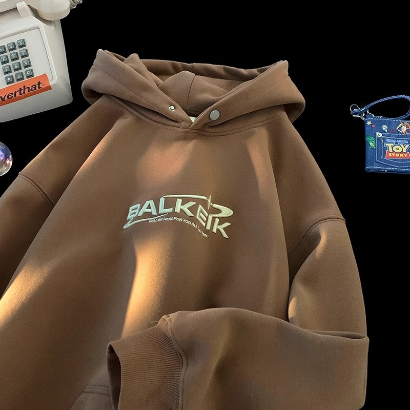 Muški hoodie s kapuljom, slobodan kroj, okrugli izrez, kengur džep, izvezeni natpis na pamuk-fleks smjesi