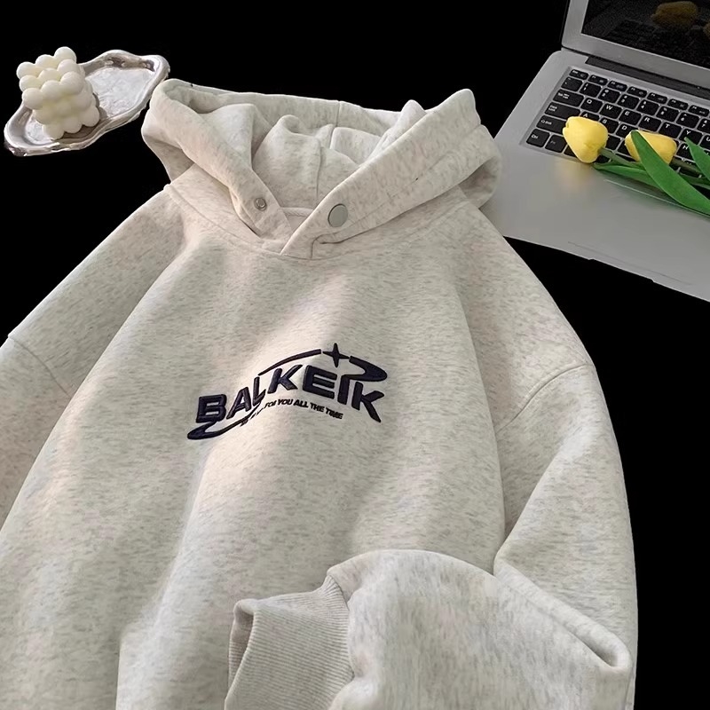 Muški hoodie s kapuljom, slobodan kroj, okrugli izrez, kengur džep, izvezeni natpis na pamuk-fleks smjesi