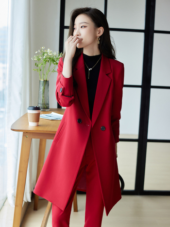 Női szélkabát-öltöny | TR anyag; 95% poliészter + 5% elasztán; öltöny gallér; kétgombos zárás; középhosszú