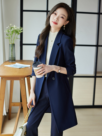 Női szélkabát-öltöny | TR anyag; 95% poliészter + 5% elasztán; öltöny gallér; kétgombos zárás; középhosszú