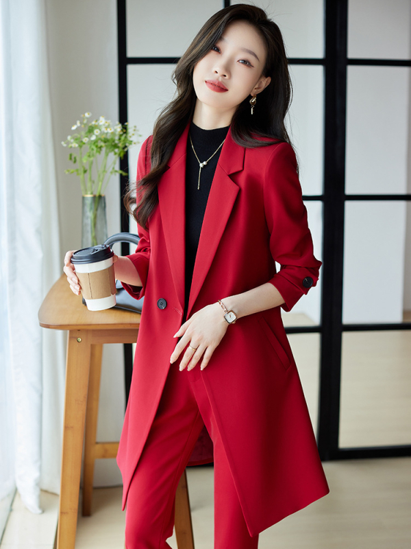 Női szélkabát-öltöny | TR anyag; 95% poliészter + 5% elasztán; öltöny gallér; kétgombos zárás; középhosszú