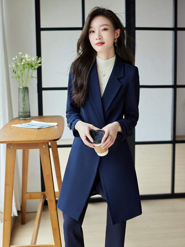 Női szélkabát-öltöny | TR anyag; 95% poliészter + 5% elasztán; öltöny gallér; kétgombos zárás; középhosszú