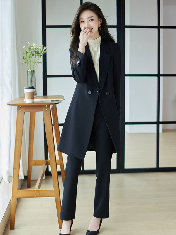 Női szélkabát-öltöny | TR anyag; 95% poliészter + 5% elasztán; öltöny gallér; kétgombos zárás; középhosszú