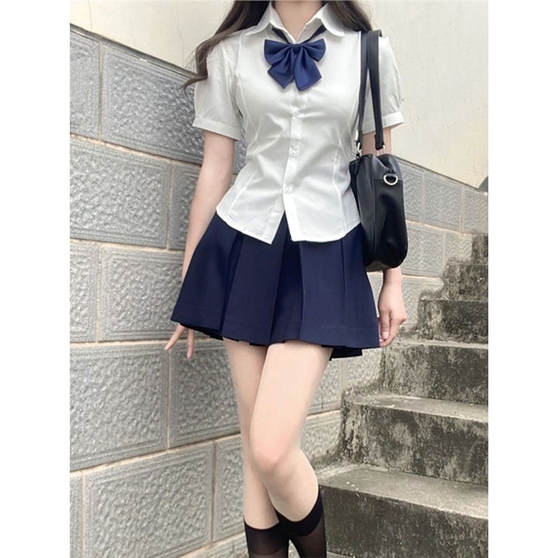 Cămașă în stil colegial, croială lejeră, guler înalt, mânecă jumătate