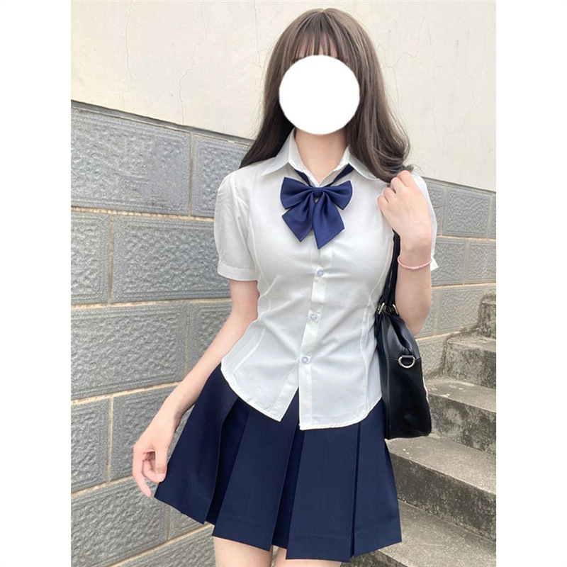 Cămașă în stil colegial, croială lejeră, guler înalt, mânecă jumătate