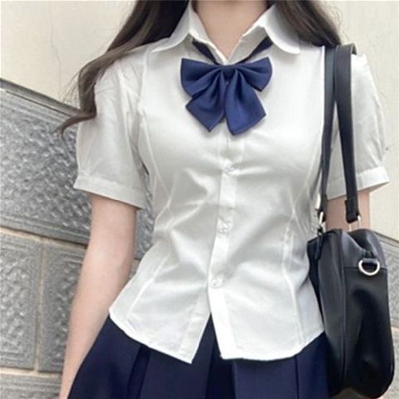 Cămașă în stil colegial, croială lejeră, guler înalt, mânecă jumătate