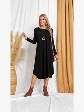 Рокля от млечна коприна, едноцветна, кръгло деколте, дълги ръкави, дълга пола