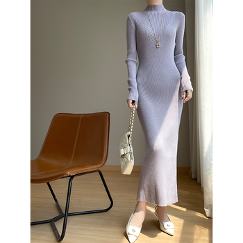 Дамска рокля с полувисока яка, дълги ръкави и мрежеста тъкан, тясна кройка, есен 2024.