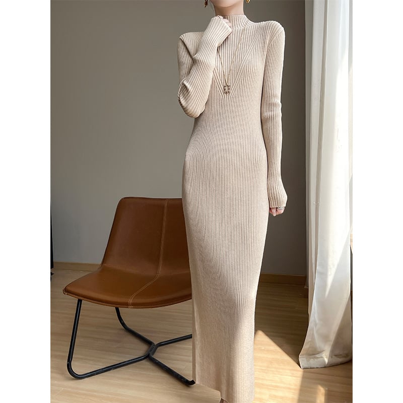 Дамска рокля с полувисока яка, дълги ръкави и мрежеста тъкан, тясна кройка, есен 2024.