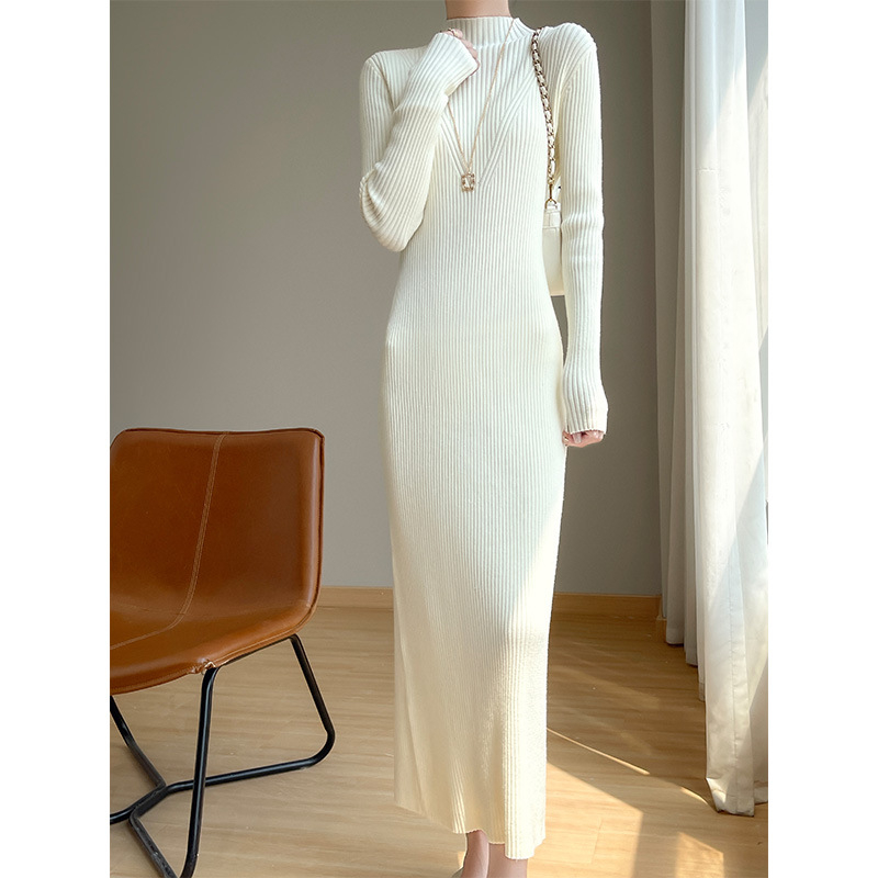 Дамска рокля с полувисока яка, дълги ръкави и мрежеста тъкан, тясна кройка, есен 2024.