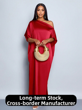 Сатенена рокля А-линия, дълга, с наклонена яка, бат ръкави и преден разрез; 90-95% полиестер, до 30% спандекс; есен 2025