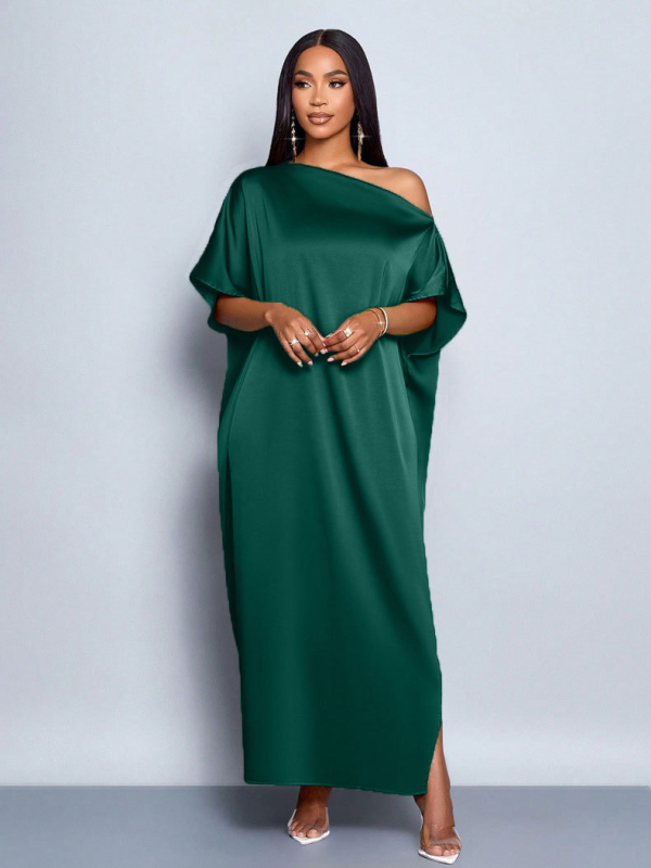 Сатенена рокля А-линия, дълга, с наклонена яка, бат ръкави и преден разрез; 90-95% полиестер, до 30% спандекс; есен 2025