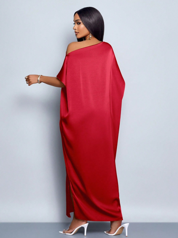 Сатенена рокля А-линия, дълга, с наклонена яка, бат ръкави и преден разрез; 90-95% полиестер, до 30% спандекс; есен 2025
