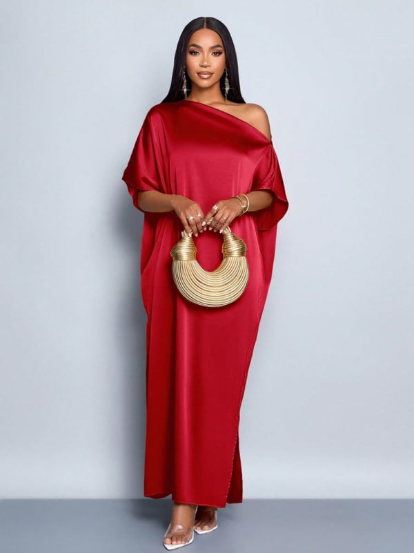 Сатенена рокля А-линия, дълга, с наклонена яка, бат ръкави и преден разрез; 90-95% полиестер, до 30% спандекс; есен 2025