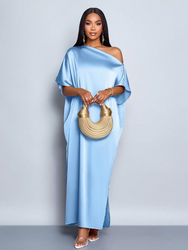 Сатенена рокля А-линия, дълга, с наклонена яка, бат ръкави и преден разрез; 90-95% полиестер, до 30% спандекс; есен 2025