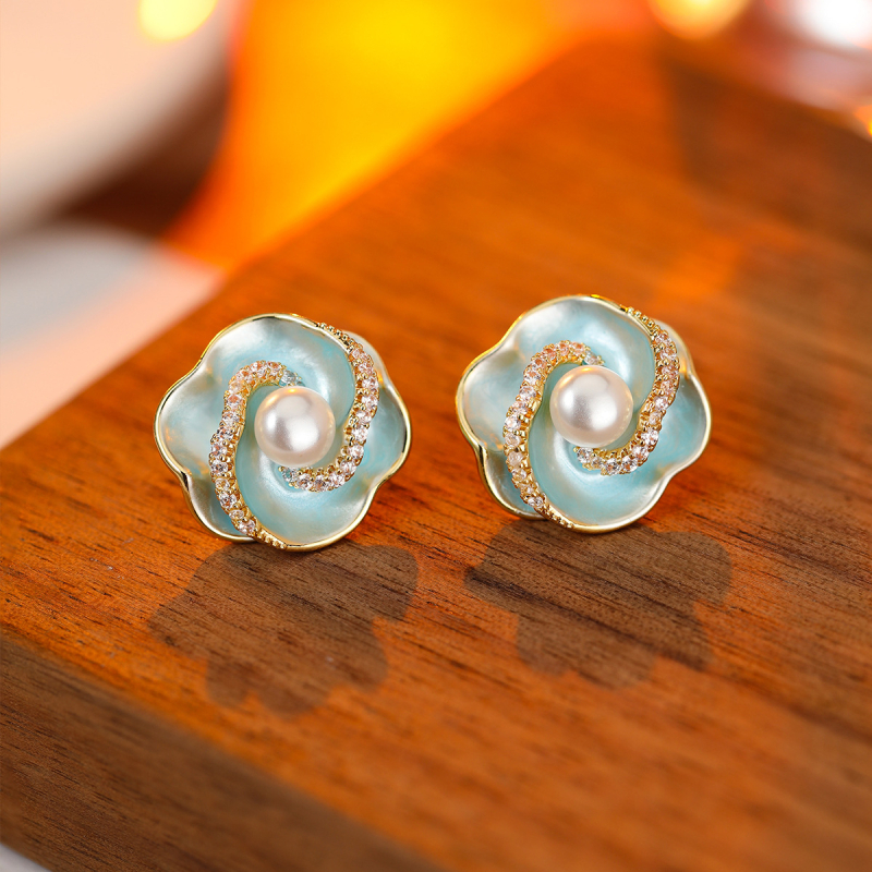 Veideni медни обици с цветя и цирконии, позлатени за дълготраен цвят