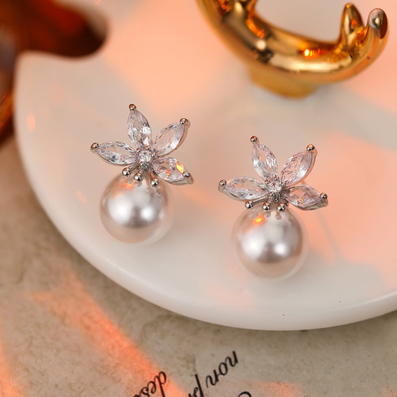 Veideni медни обици с цветя и цирконии, позлатени за дълготраен цвят