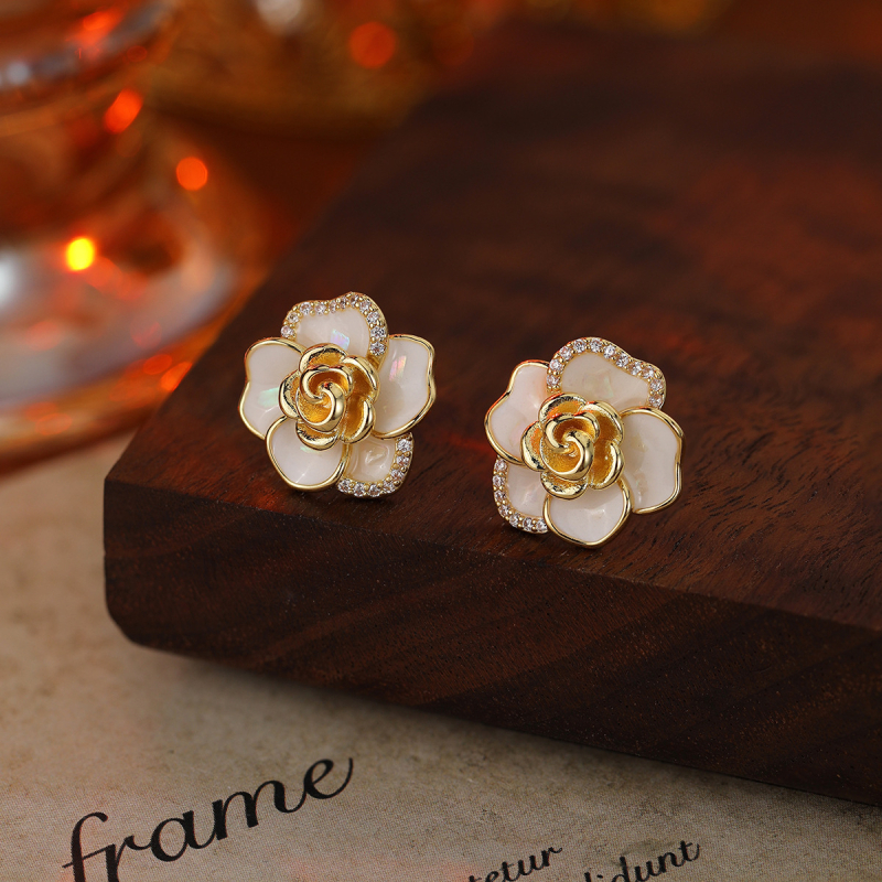 Veideni медни обици с цветя и цирконии, позлатени за дълготраен цвят