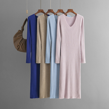 Плетена рокля с V-образно деколте, дълги ръкави, прав силует; материя: плетена; талия: средна