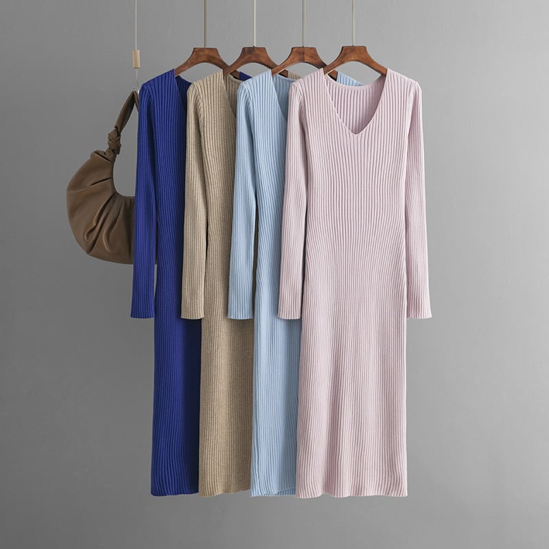 Плетена рокля с V-образно деколте, дълги ръкави, прав силует; материя: плетена; талия: средна