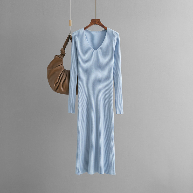 Плетена рокля с V-образно деколте, дълги ръкави, прав силует; материя: плетена; талия: средна