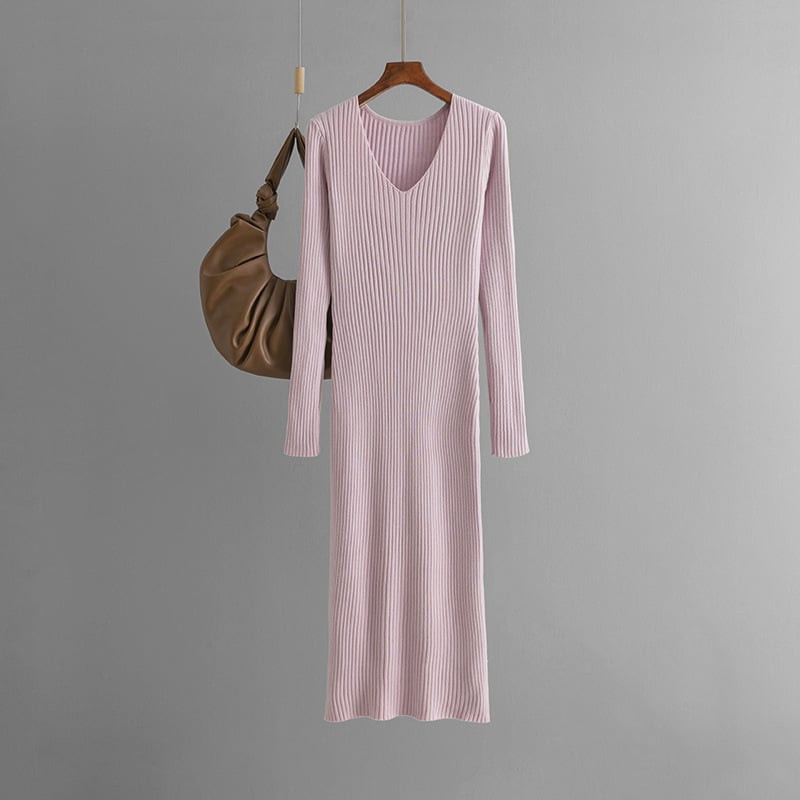 Плетена рокля с V-образно деколте, дълги ръкави, прав силует; материя: плетена; талия: средна