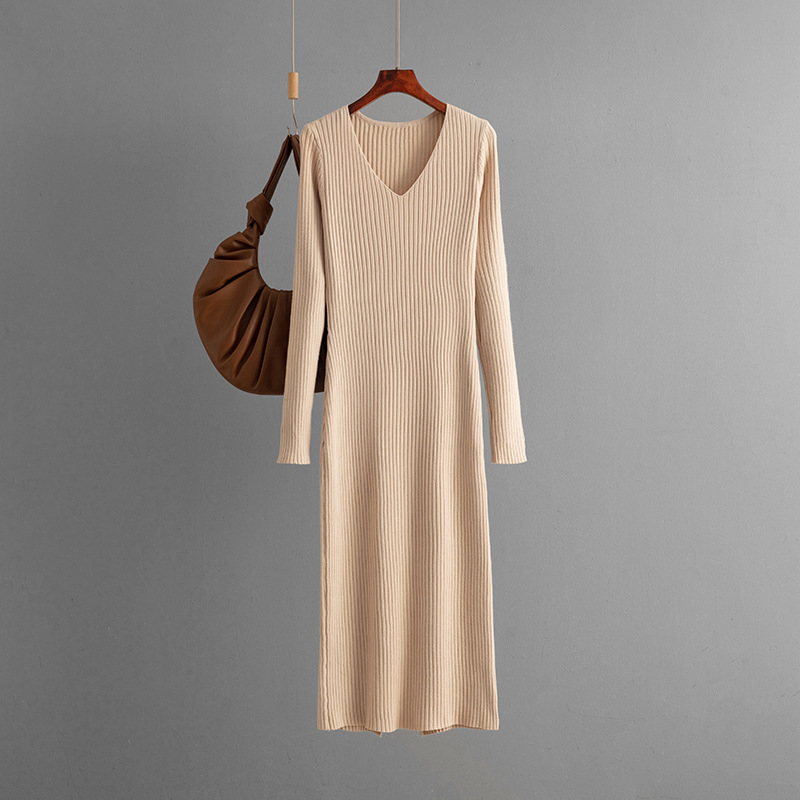 Плетена рокля с V-образно деколте, дълги ръкави, прав силует; материя: плетена; талия: средна