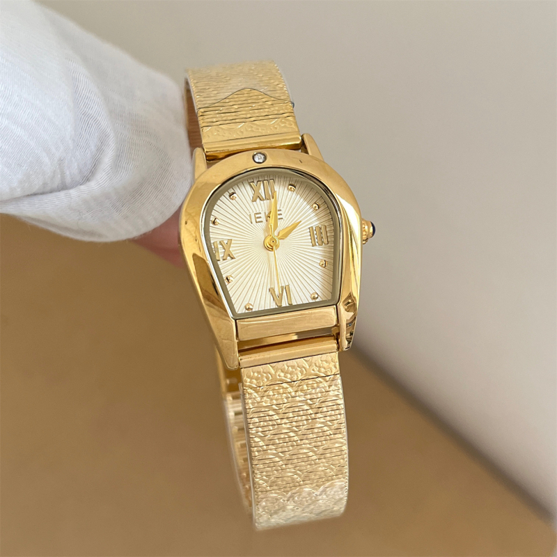 Ženski kvarcni sat s ovalnim brojčanikom, 37 mm promjer, 8 mm debljina, metalno kućište i metalni kaiš