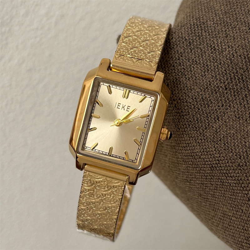 Ženski kvarcni sat s ovalnim brojčanikom, 37 mm promjer, 8 mm debljina, metalno kućište i metalni kaiš
