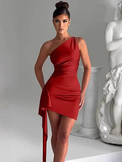 Satīna kleita ar vienu plecu, plisēta, ar šķēlumu – bez piedurknēm; poliesteru saturs 90–95%