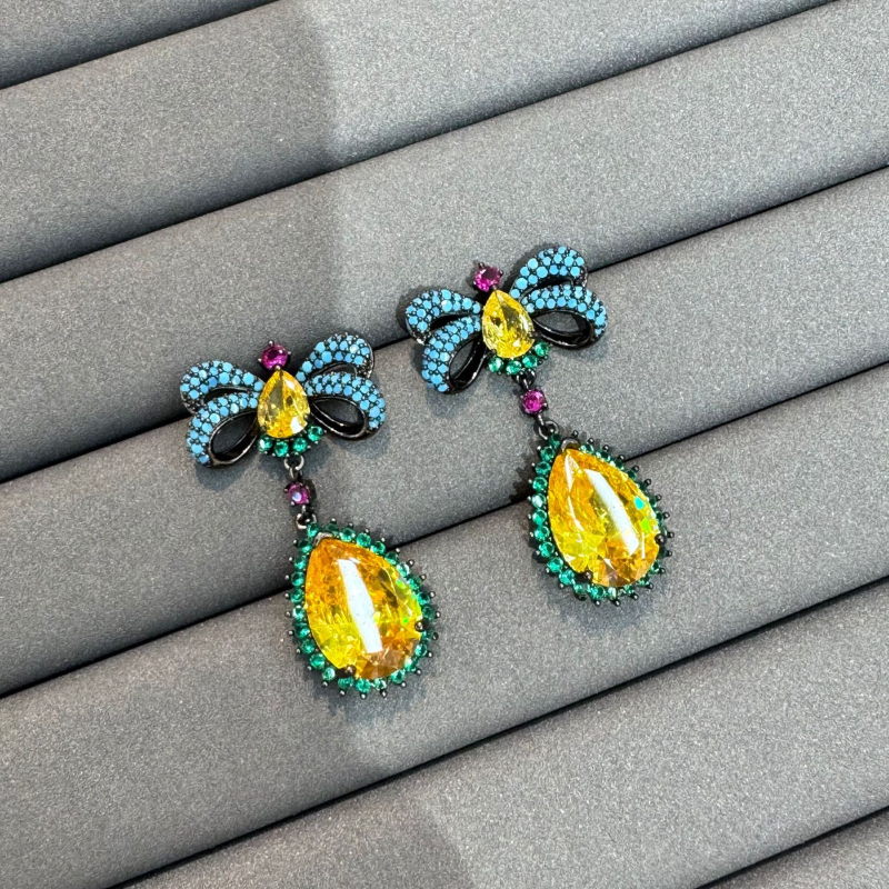 Auskari sirds formas, vara ar zeltījumu, elektroplēšana, 925 sudraba stieņi, viegls greznības stils