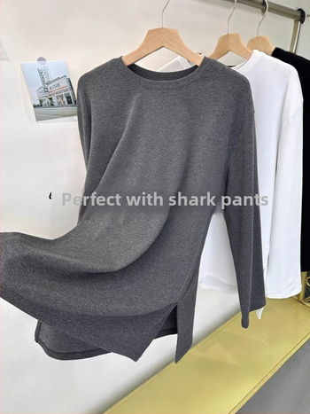 Tricou din poliester cu căptușeală de fleece, croială lejeră, lungime medie, mâneci lungi, guler rotund.