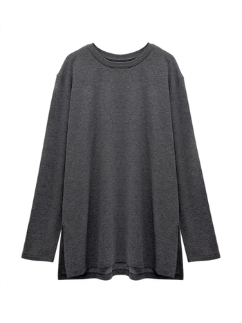 Tricou din poliester cu căptușeală de fleece, croială lejeră, lungime medie, mâneci lungi, guler rotund.