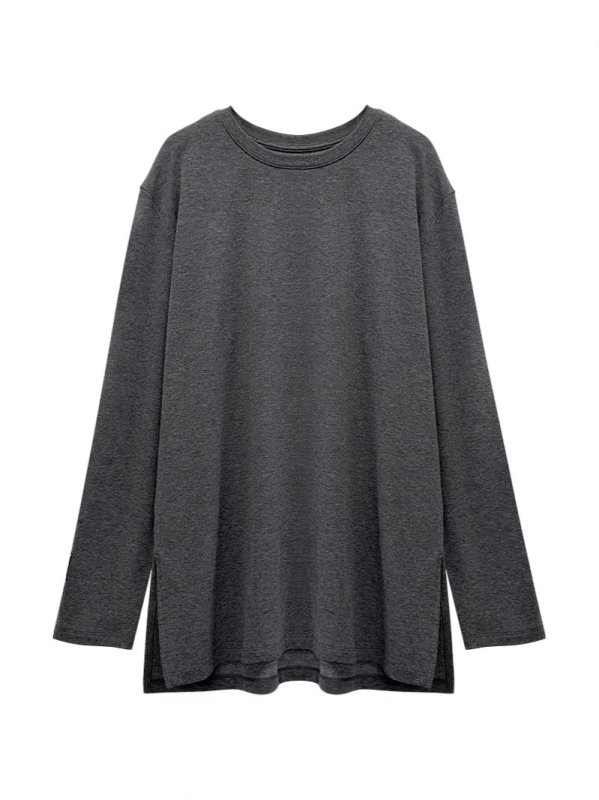 Tricou din poliester cu căptușeală de fleece, croială lejeră, lungime medie, mâneci lungi, guler rotund.