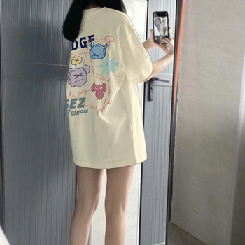 Tricou larg pentru femei, oversize, cu mâneci scurte, imprimeu anime, material Milk Silk (70–80% poliester, 20–30% spandex), guler rotund.