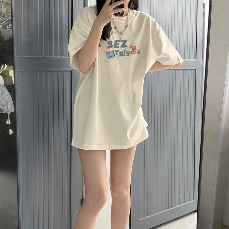 Tricou larg pentru femei, oversize, cu mâneci scurte, imprimeu anime, material Milk Silk (70–80% poliester, 20–30% spandex), guler rotund.