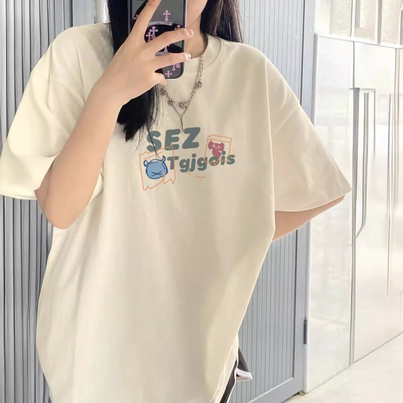 Tricou larg pentru femei, oversize, cu mâneci scurte, imprimeu anime, material Milk Silk (70–80% poliester, 20–30% spandex), guler rotund.