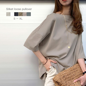 Laza szabású egyszínű póló 3/4 hosszú levélujjúval és hajónyakú kivágással, akril rostból